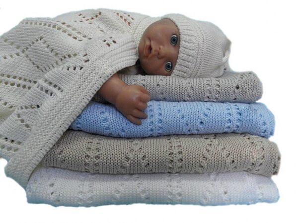 BABY NELLYS Háčkovaná sada dečka s čepičkou - šedá - Obrázek 2