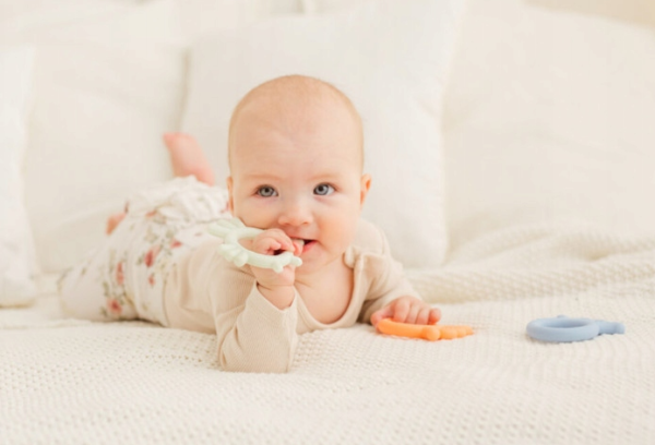 GiliGums Dětské silikonové kousátko Chicken Teether, 3m+, sv. mátová, 1 ks - Obrázek 3