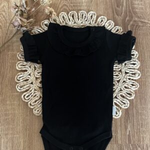 Dětské body, kr. rukáv Mamatti, zap. u krku, Baby Mouse - černé s volánky, vel. 98