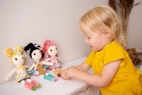 Hencz Toys Měkká hadrová panenka LAURA s růžovými vlásky - Image 2